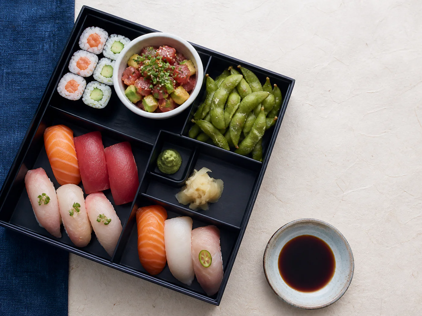 Bento-Auswahl mit Sushi, Edamame und Poke Bowl